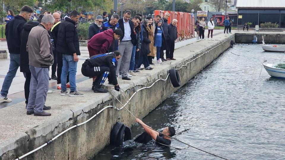 İddiayı kaybeden genç kış günü denize atladı