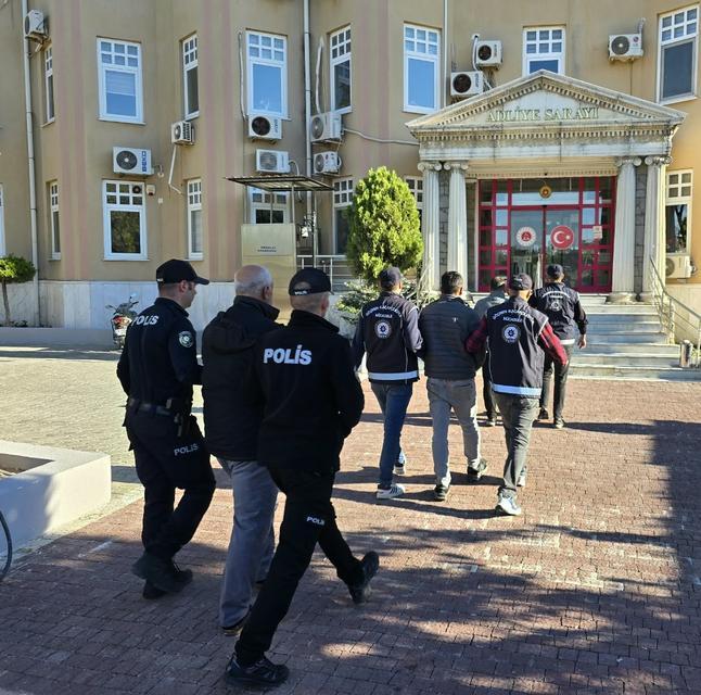 Aydın’da polis iz sürdü: İzmir’de yakalanan 3 insan taciri tutuklandı