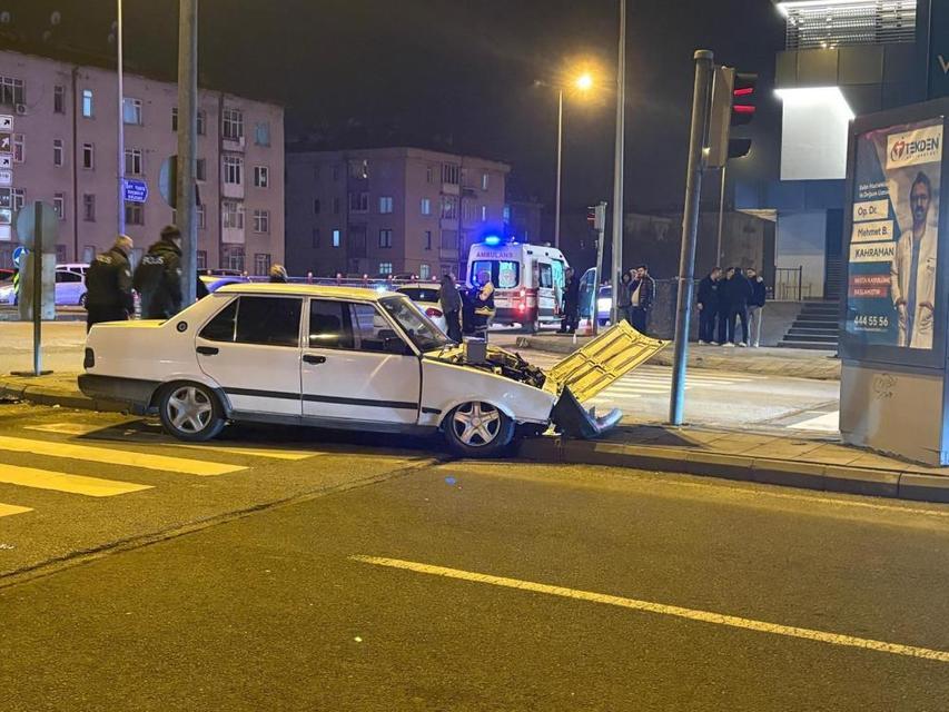 İki otomobil kavşakta çarpıştı