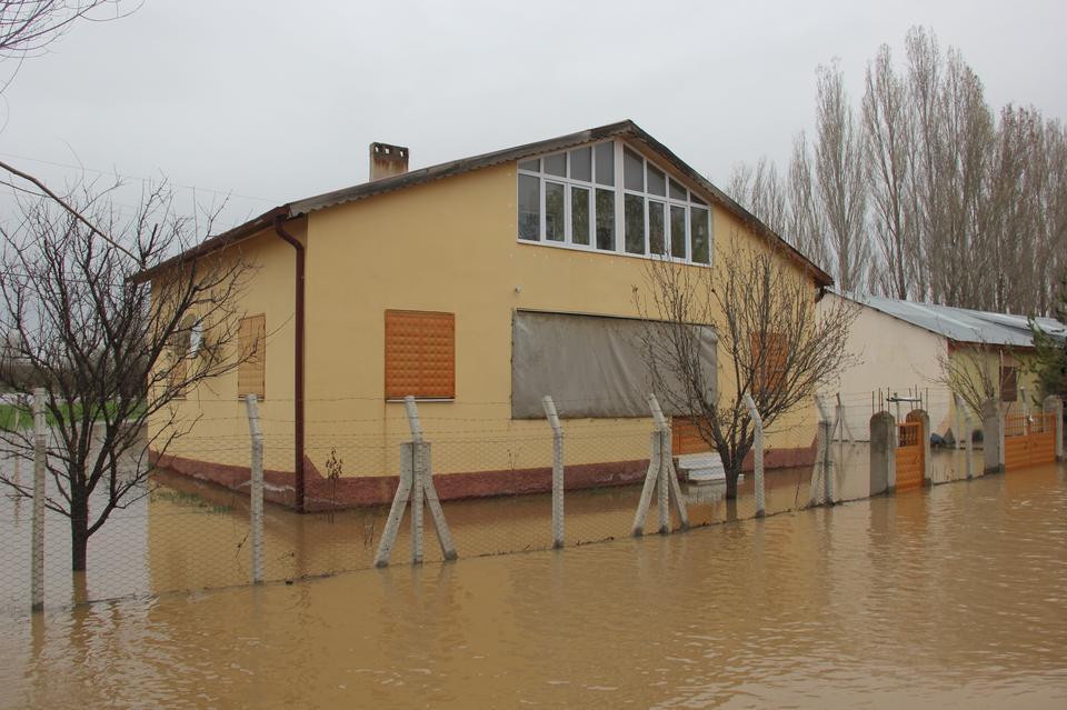 BARAJ TAŞTI, KÖY TAMAMEN SULAR ALTINDA KALDI