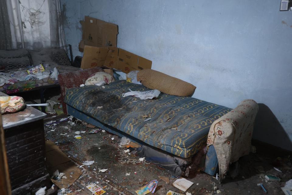 Annesinin çürümüş cesediyle 1 ay yaşadı