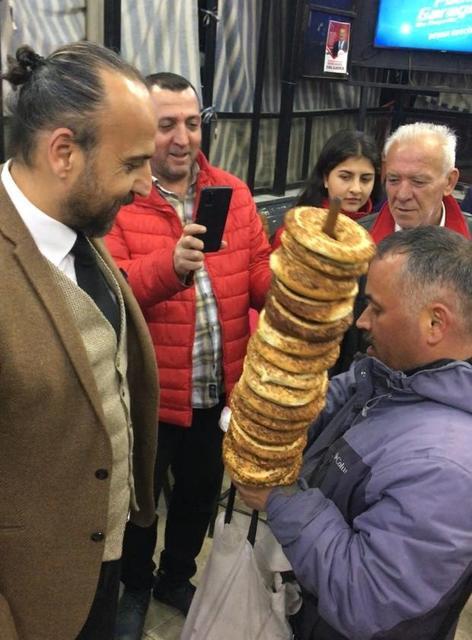 SİMİTÇİ HARÇLIĞI KİMDEN ALIRSA İBREYİ O YÖNE ÇEVİRİYOR ŞİMDİ DE DEMOKRAT PARTİLİ OLDU