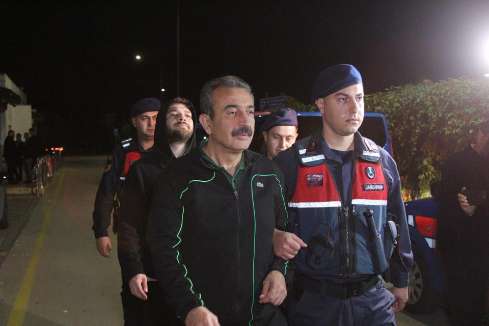 Çukurova Belediyesi soruşturmasında mevcut başkan Emrah Kozay dahil 34 şüpheli tutuklandı