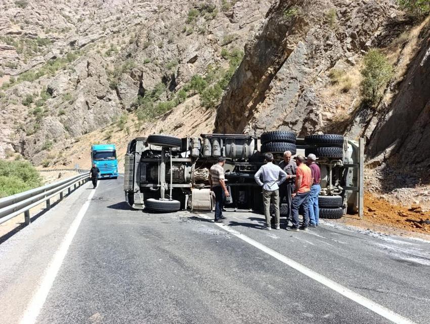 Maden yüklü kamyon devrildi:1 yaralı