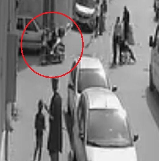 KARŞIYA GEÇEN KADINA ÇARPTI, YARALIYI OLAY YERİNDE BIRAKIP KAÇTI BURSA'DA SEYİR HALİNDEKİ MOTOSİKLETLİ KARŞIYA GEÇEN KADINA BÖYLE ÇARPTI