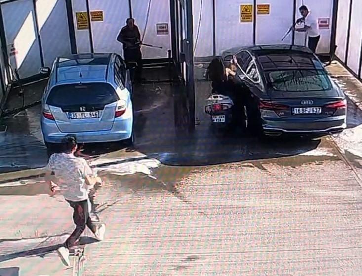 MOTOSİKLETLİ GENÇ KIZ BENZİNLİKTE YIKANAN OTOMOBİLE ÇARPTI: YAKIT İSTASYONUNDAKİ KAZA KAMERADA