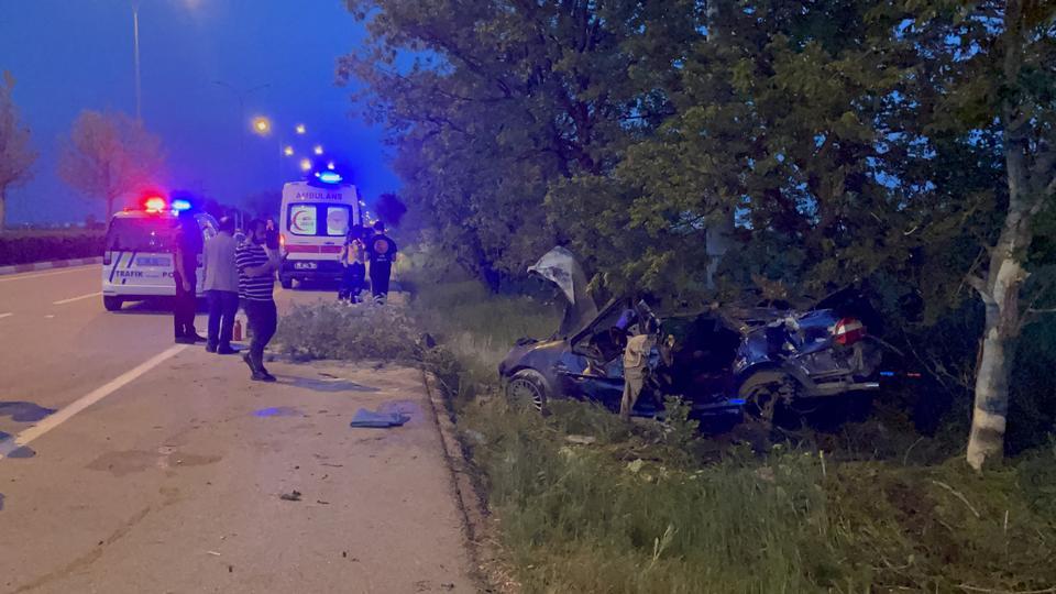 Düğün konvoyunda feci kaza: 1 ölü, 1 yaralı