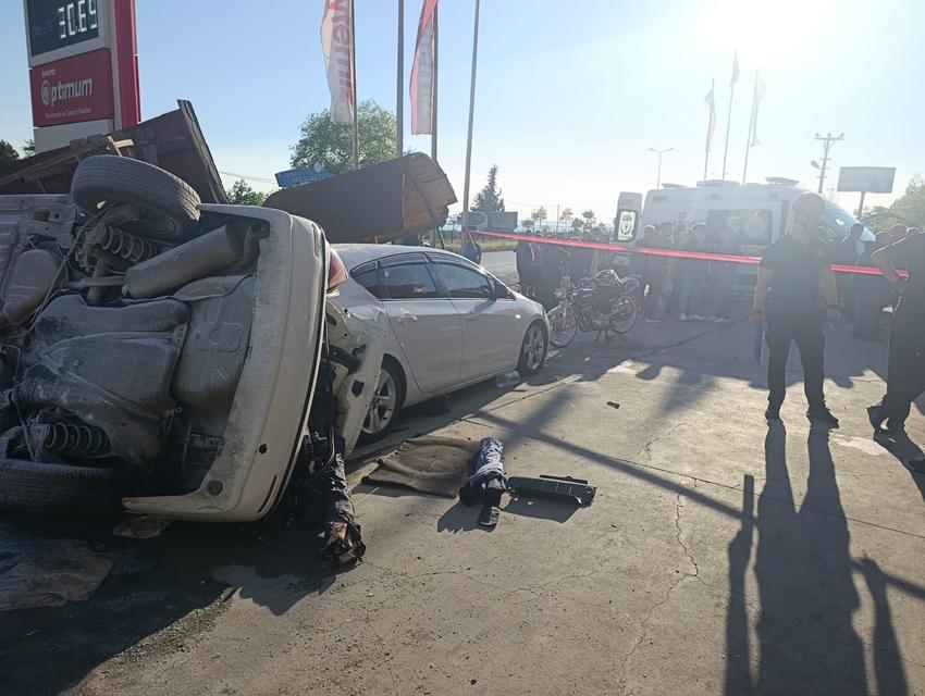 Akaryakıt istasyonuna dalan otomobil dehşet saçtı