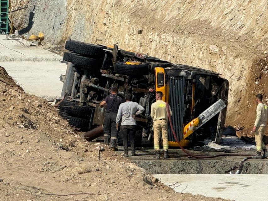 Devrilen vinçte yangın çıktı, ilk müdahaleyi orman ekipleri yaptı
