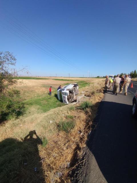 Minibüs yol kenarına devrildi: 1 yaralı