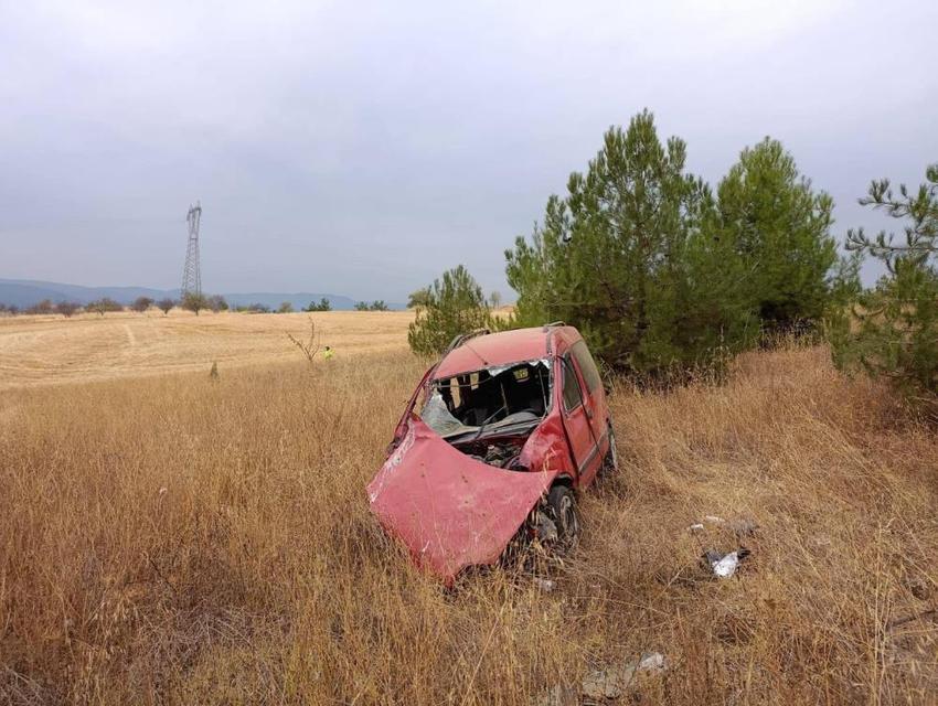 Kontrolden çıkan hafif ticari araç tarlaya uçtu