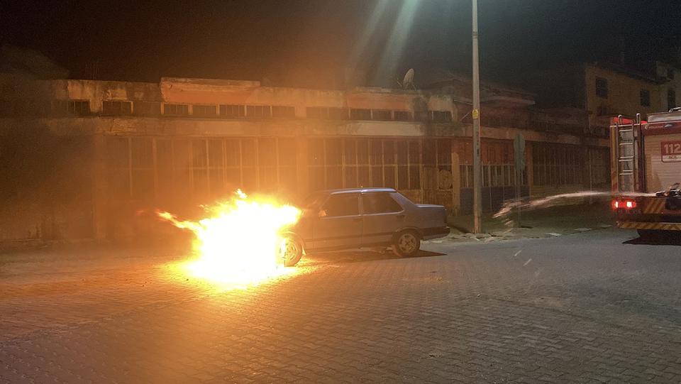 SEYİR HALİNDEKİ OTOMOBİL ALEV ALDI