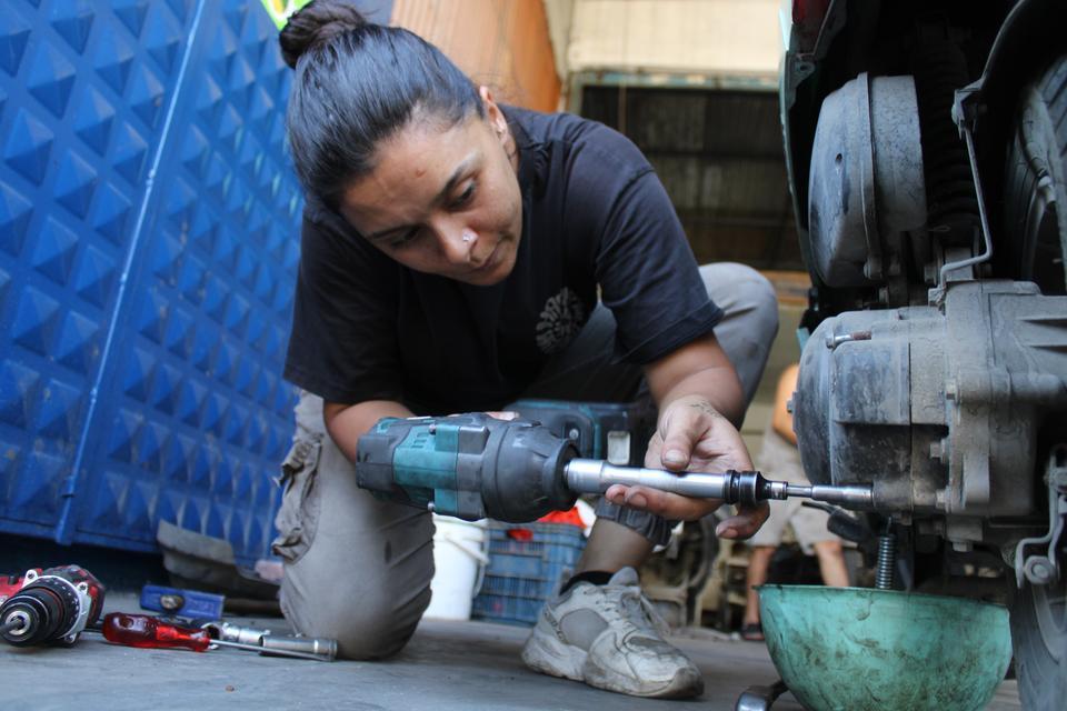 ÇIRAK BULAMAYAN EŞİNE DESTEK İÇİN BAŞLADI, MOTOR USTASI OLDU