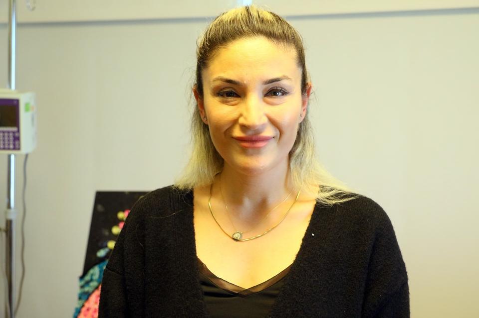 BEDEN EĞİTİMİ ÖĞRETMENİ ÇOCUK SEVGİSİYLE KANSERİ YENDİ KEMOTERAPİ VE İLİK NAKLİYLE 2 YAŞINDAKİ OĞLUNDAN AYRI KALAN NAGİHAN ÖĞRETMEN, KANSERİ YENDİKTEN SONRA DÜNYAYA KIZ ÇOCUĞU GETİRDİ, ÜÇÜNCÜ ÇOCUĞUNA DA HAMİLE KALDI AKUT MİYELOİD LÖSEMİ (AML) TEDAVİSİNDE YÜKSEK DOZDA KEMOTERAPİ İLAÇLARI ALDIĞI İÇİN DOĞURGANLIĞI AZALMASI BEKLENEN ÖĞRETMEN, GEBE OLDUĞUNU DUYDUKÇA MUTLULUĞU İKİ KATINA ÇIKTI HEMATOLOJİ VE KEMİK İLİĞİ NAKLİ MERKEZİ'NDEN DOÇ. DR. BURAK DEVECİ: "KENDİSİNİN TEKRAR ANNE OLACAĞINI ÖĞRENİNCE MUTLULUĞUMUZ BİR KAT DAHA ATTI" NAGİHAN YÜZBAŞIOĞLU: "ONLARIN SAĞLIKLI OLMASI ÇOK ÖNEMLİ VE BU SÜREÇLERDEN SONRA DÜNYAYA GELMİŞ OLMALARI DAHA DEĞERLİ"