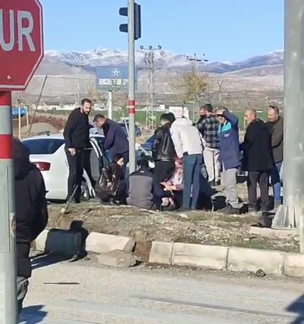 İki otomobil çarpıştı: 1 ölü, 8 yaralı