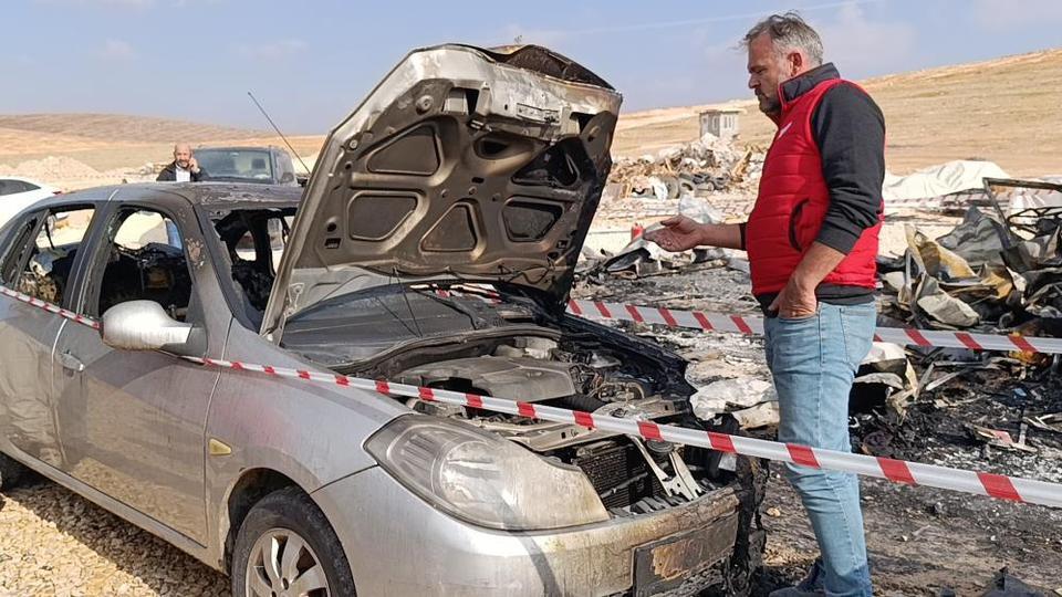 İnşaat şantiyesinde otomobiller alev alev yandı