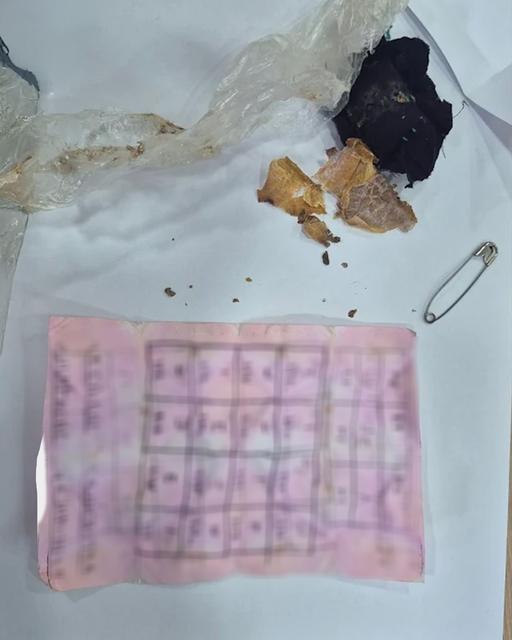 Yapı marketin raflarının arasında muska çıktı