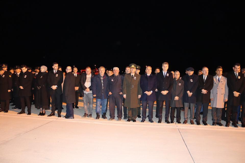 DENİZLİLİ ŞEHİDİN NAAŞI MEMLEKETİNE GETİRİLDİ ŞEHİT EŞİNİN İSTEĞİ YÜREKLERİ BURKTU