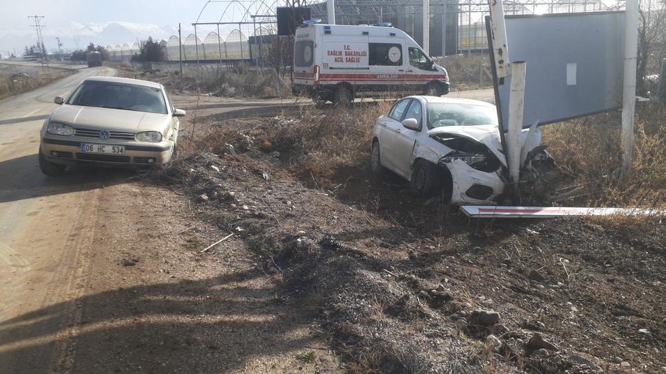 OTOMOBİLLERİN ÇARPIŞTIĞI KAZADA SÜRÜCÜLER YARALANDI