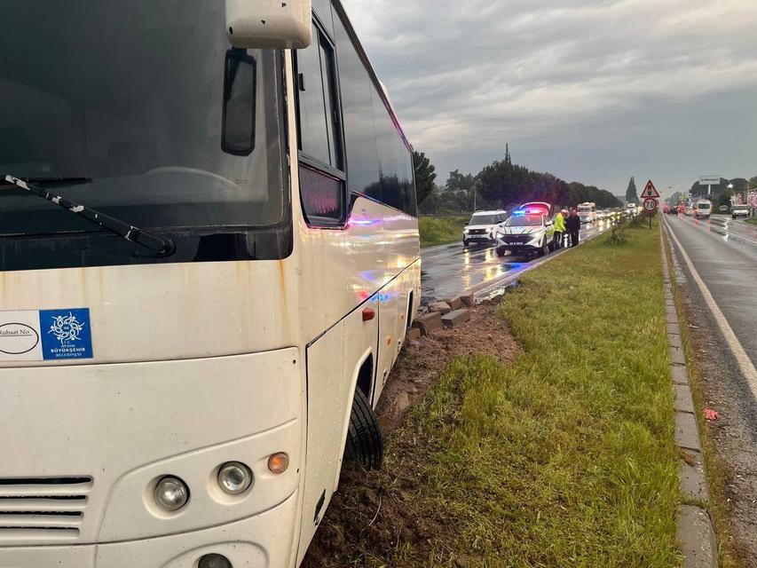 Aydın'da işçi taşıyan servis aracı orta refüje çıktı