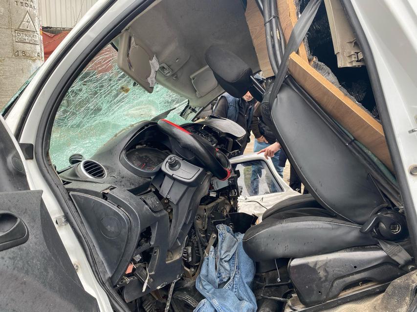 ALKOLLÜ SÜRÜCÜ TAMİRE BIRAKILAN OTOMOBİLİN ÜSTÜNE UÇTU: 3 YARALI
