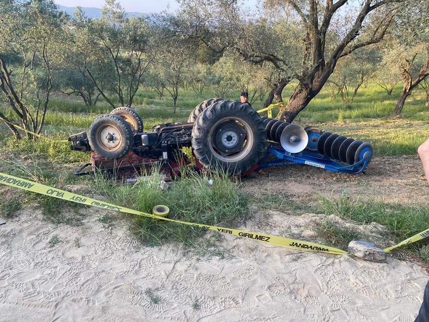 Sağlık ekiplerinin yaptığı incelemede, traktörün altında kalan Ali Çine’nin hayatını kaybettiği belirlendi.
Jandarma ekipleri, kaza ile ilgili soruşturma başlattı