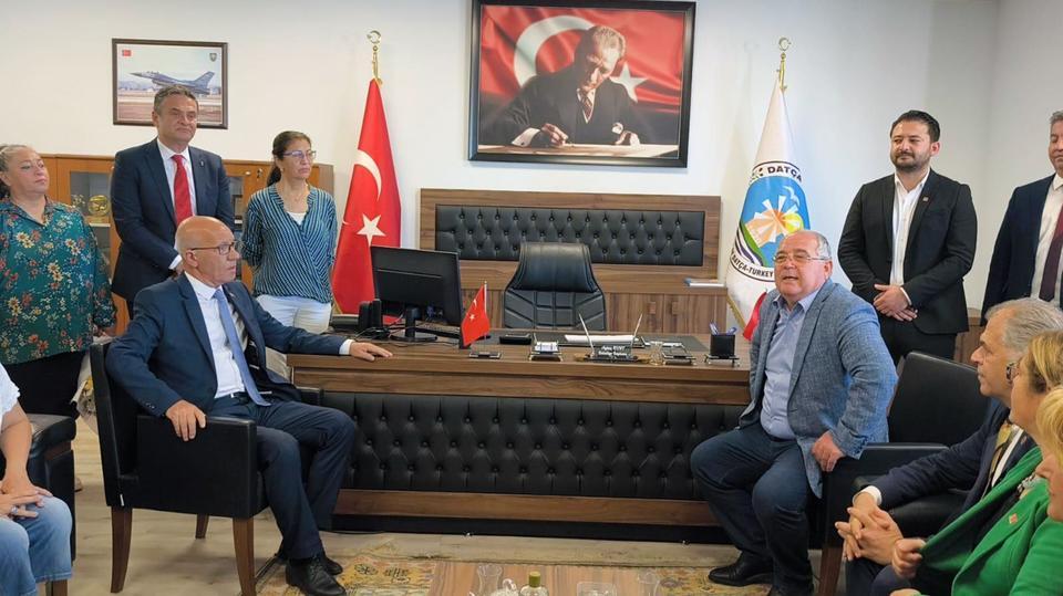 ESKİ BAŞKANDAN GİDEREYAK MAKAM ODASINDA SKANDAL SÖZLER GÜRSEL UÇAR: "BELEDİYEYE HER ALDIĞIMIZ KİŞİ CHP'Lİ" "BELEDİYEYE ALMIŞ OLDUĞUMUZ O CUMHURİYET HALK PARTİLİLERİN BİR MHP'Lİ FAŞİST İNSANA KİM OLURSA OLSUN, 'BAŞKANIM' DEMESİNİ İÇİME SİNDİREMİYORUM"
