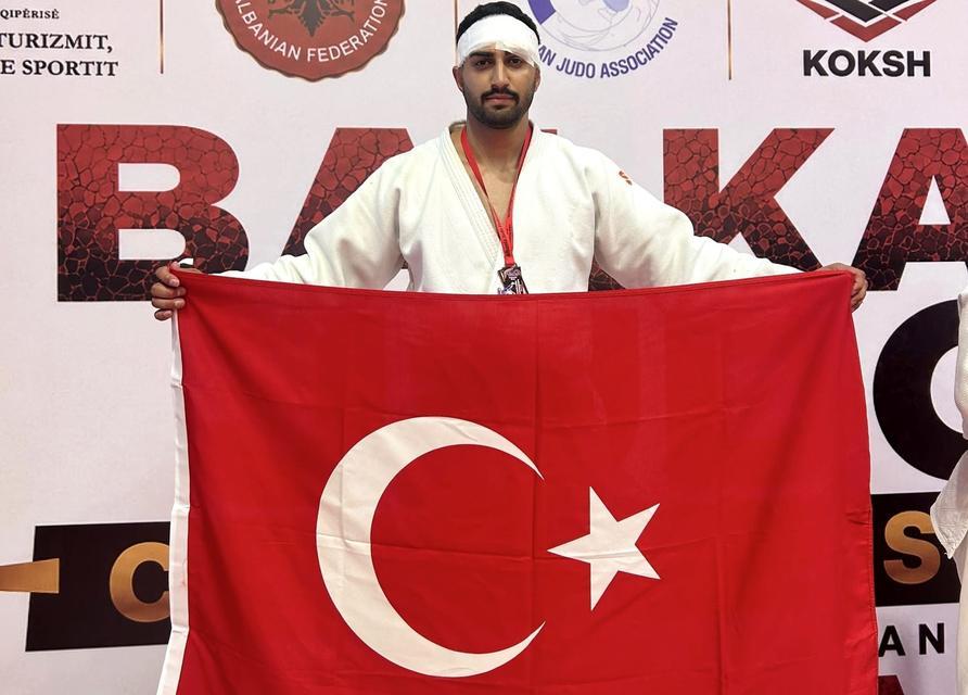 Başından sakatlandı pes etmeyerek Balkan üçüncüsü oldu