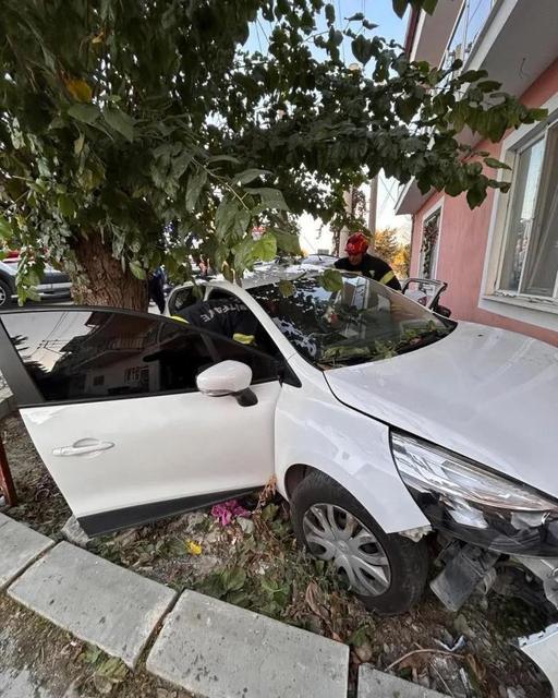 Yoldan çıkan otomobil önce ağaca sonra eve çarptı