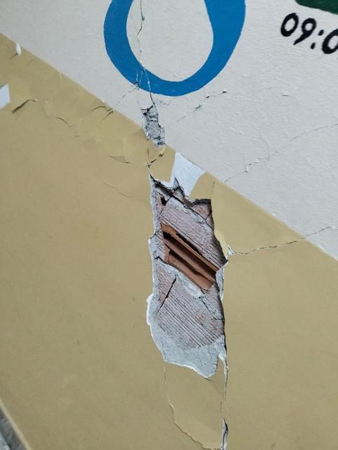 5,5 büyüklüğündeki deprem okul duvarlarını çatlattı