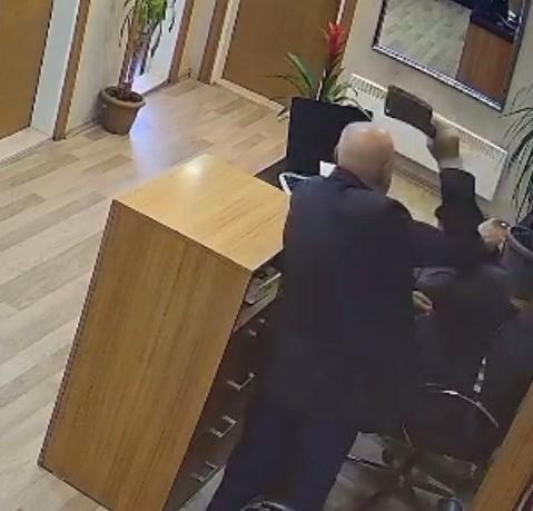 BELEDİYE PERSONELİNE SATIRLA SALDIRI ANI KAMERADA