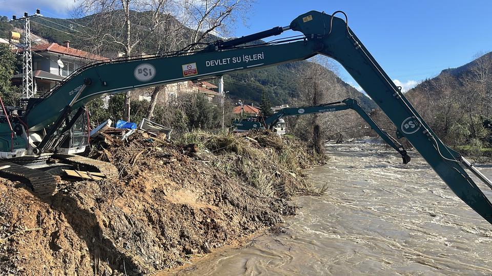 TAŞAN ÇAYDAKİ İŞLETME YIKILDI, SULARA KAPILMAK ÜZERE OLAN BİR KÖPEK SON ANDA KURTARILDI EVLERİN ZEMİN KATLARI SULAR ALTIN KALDI, SAHİL EŞYALAR İLE DOLDU SU TAŞKINI DRONE İLE HAVADAN GÖRÜNTÜLENDİ