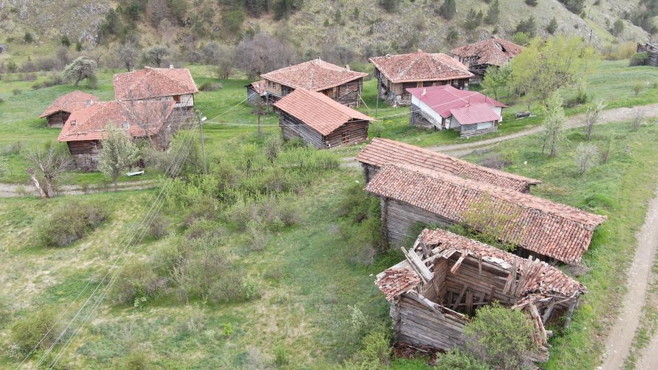 Kastamonu'nun tarihi köy evlerinin mimarisi, doğal güzelliğiyle büyülüyor