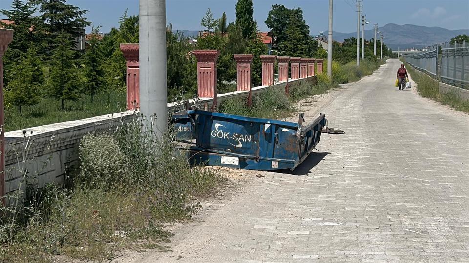 Hemzemin geçitte traktör ile tren çarpıştı