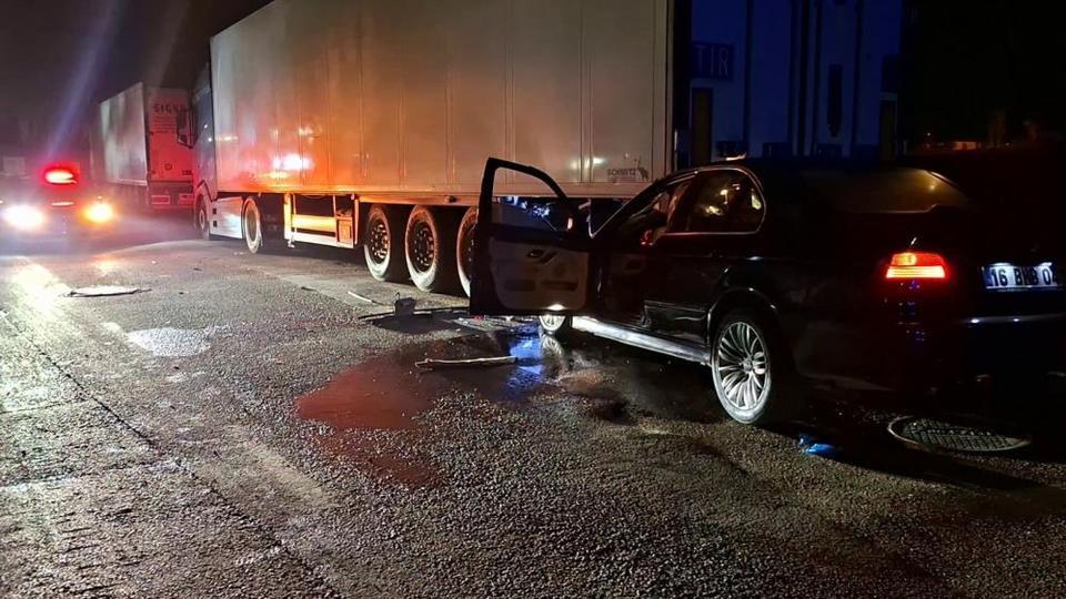 Otomobil park halindeki tıra arkadan çarptı