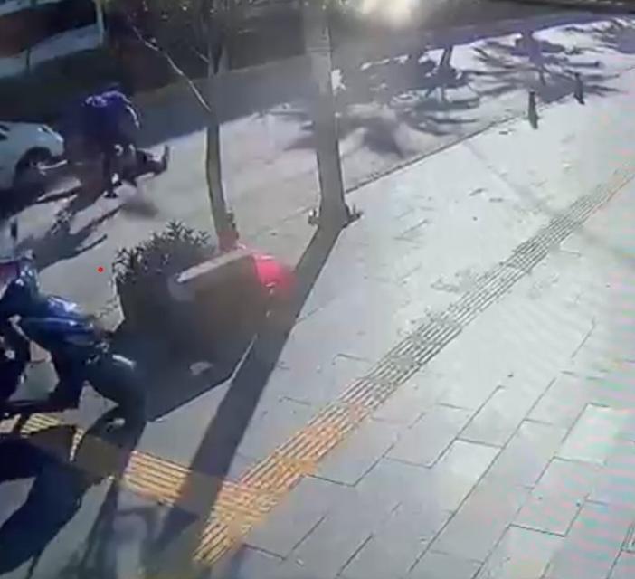Alman aileye otomobil çarptı: 1 yaralı