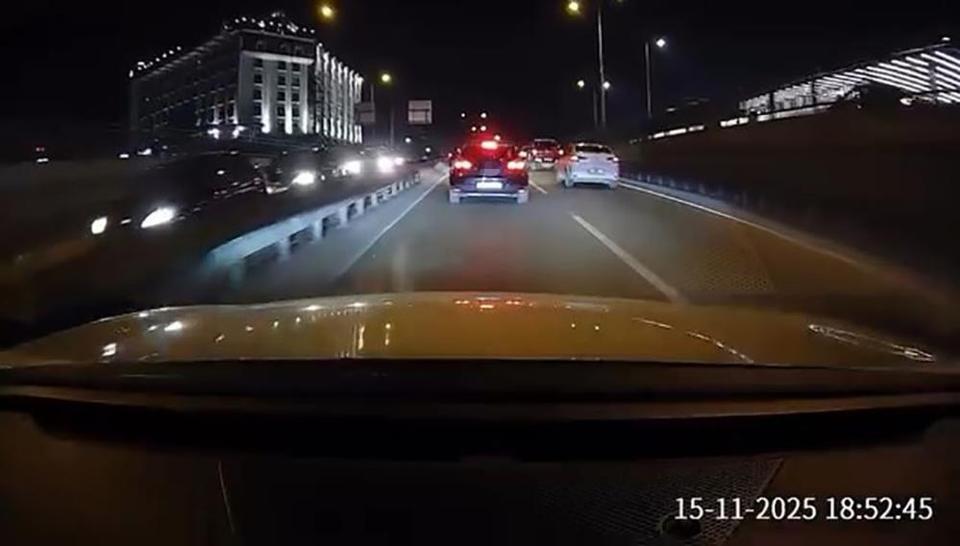 Batçıkta duran araçları fark etmeyen sürücü zincirleme kazaya neden oldu