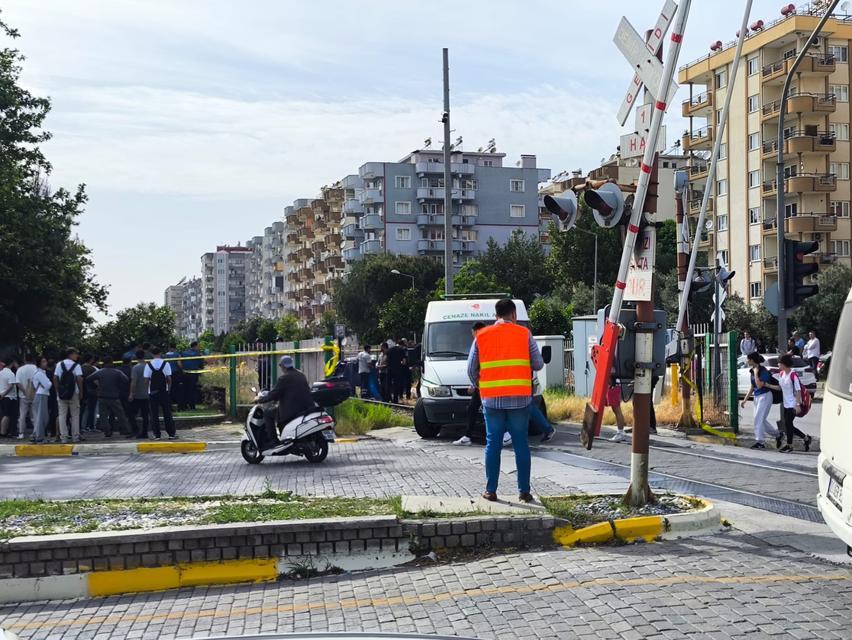 Arda Kuzu (18) isimli genç iddiaya göre Denizli-İzmir seferini yapan trenin önüne çıktı. Arda Kuzu'yu fark eden makinist treni durdurmak için fren yapsa da tren gence çarptı.