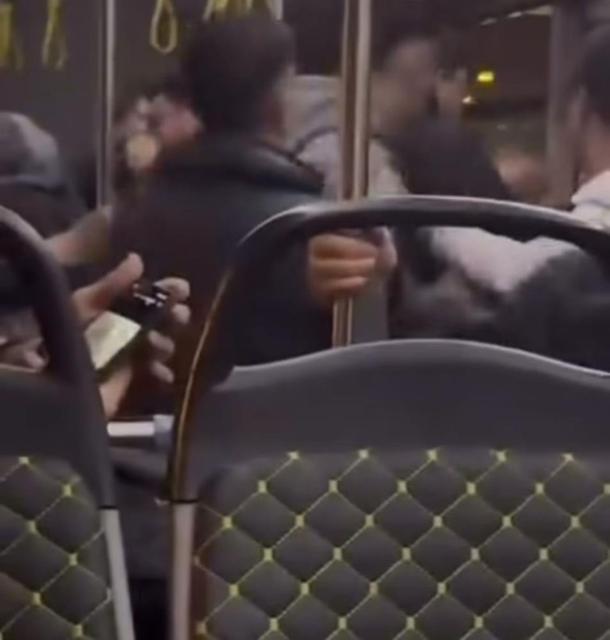 Otobüste yumruk yumruğa kavga
