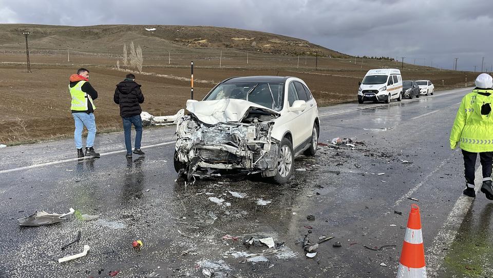 BAYRAM TATİLİ DÖNÜŞÜ TRAFİK KAZASI: 1 ÖLÜ, 5 YARALI
