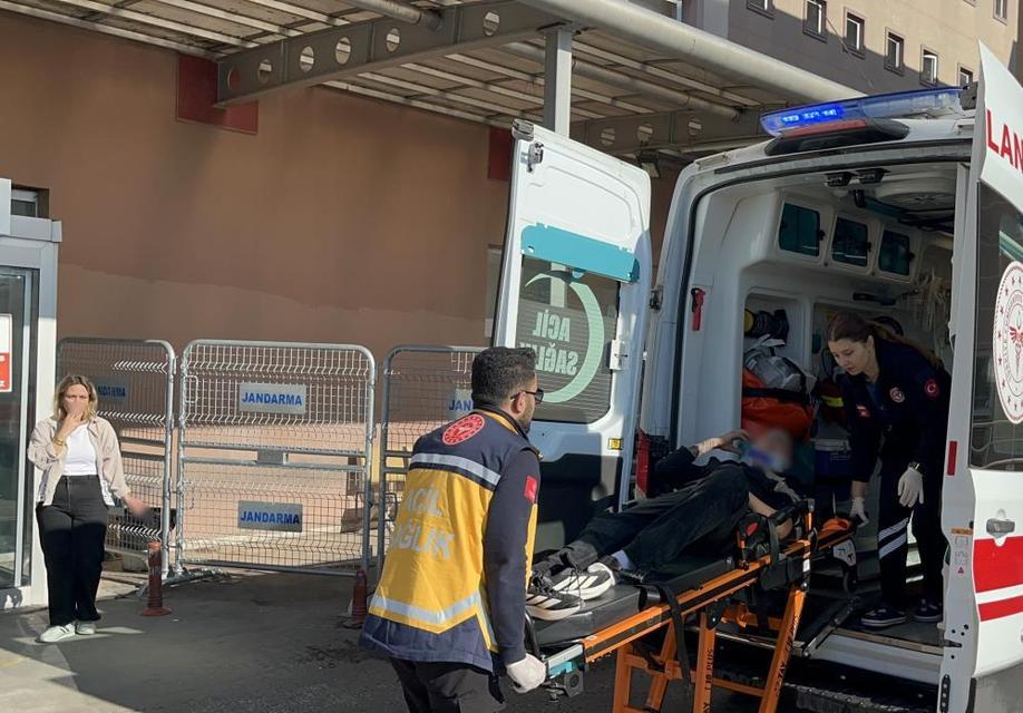 Motosiklet lokantanın bahçesine daldı