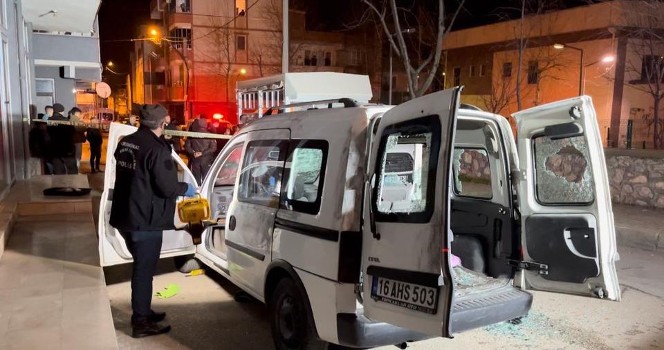 Alacaklılarını yolda gören bir grup şüpheli, takip ettikleri aracı kurşuna dizdi. Araçta bulunan iki kişi şans eseri yara almazken, otomobil âdetâ delik deşik oldu. Polis, dehşet saçan 2 saldırganı yakalamak için çalışma başlattı.