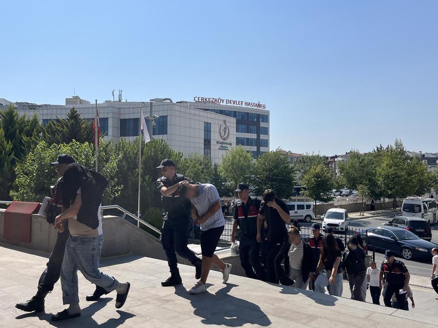 Arkadaşlarının eşiyle ilişkisi olan kişiye kadın kıyafeti giydirip şantaj yaptılar