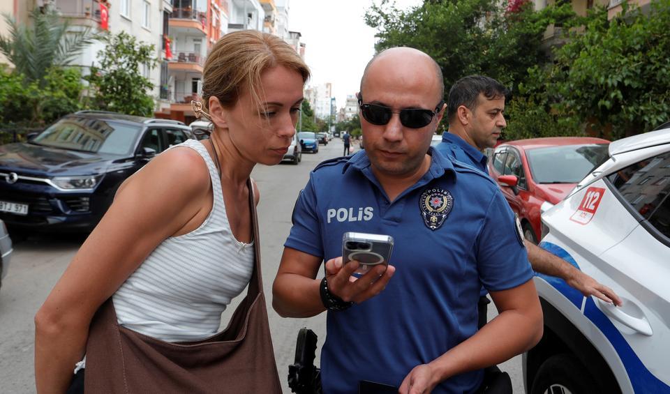 KAYBOLAN AKILLI KOL SAATİNİ GPRS İLE TAKİP EDEN RUS TURİST, POLİS EKİPLERİYLE BASKIN YAPTI SAHİLDE FOTOĞRAF ÇEKERKEN AKILLI KOL SAATİNİ KAYBEDEN RUS TURİST, GPRS BAKINCA ŞOKE OLDU SAATİ VE ALAN KİŞİYİ VERİLEN KONUMDA BULUNDU, KOLUNA SAATİNİ TEKRAR TAKAN RUS TURİST SEVİNCE BOĞULDU RUS TURİST LİLİE BELOVA: "TEŞEKKÜRLER TÜRK POLİSİ" SAATİ ALAN KİŞİ: "ÇOCUKLARA VERİRİM DİYE ALDIM"