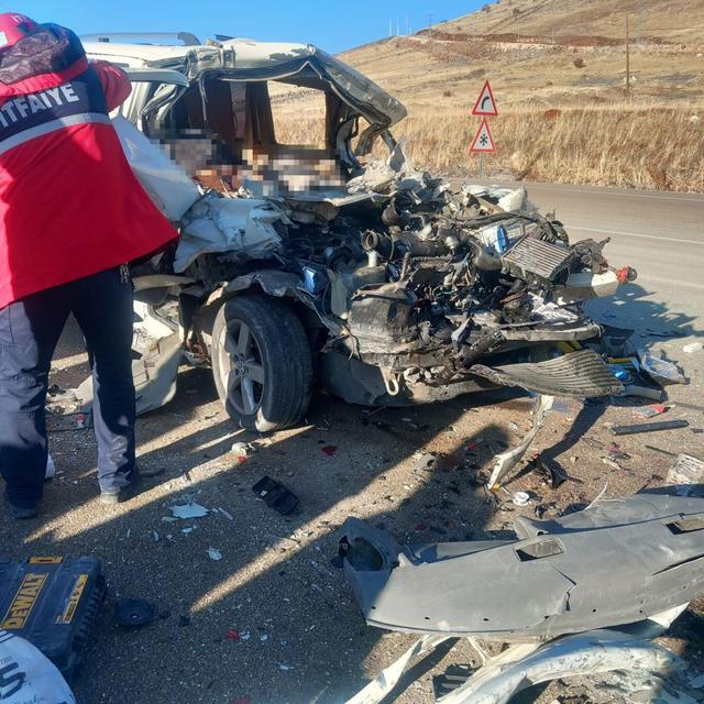 Tır ile minibüs çarpıştı: 3 ölü