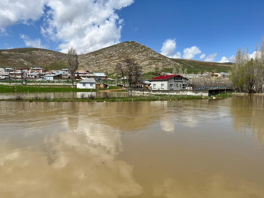 BAYBURT'TA KUVVETLİ YAĞIŞ SONRASI DERE TAŞTI: KÖY SU ALTINDA KALDI