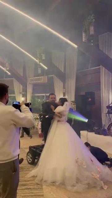 OKUL YILLARINA DAYANAN ARKADAŞLIKLARI ENGEL TANIMAYAN AŞKA DÖNÜŞTÜ TRAFİK KAZASI SONRASI TEKERLEKLİ SANDALYEYE MAHKUM KALDI HAYATA KÜSMEDİ, SEVDİĞİ KADINLA EVLENDİ "AŞK ENGEL TANIMAZ" SÖZÜNÜN CANLI ÖRNEĞİ OLDULAR "EŞİM GÜZEL, BEN YAKIŞIKLIYIM, HAYAT GÜZEL"