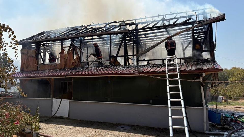 İki katlı ev alev topuna döndü
