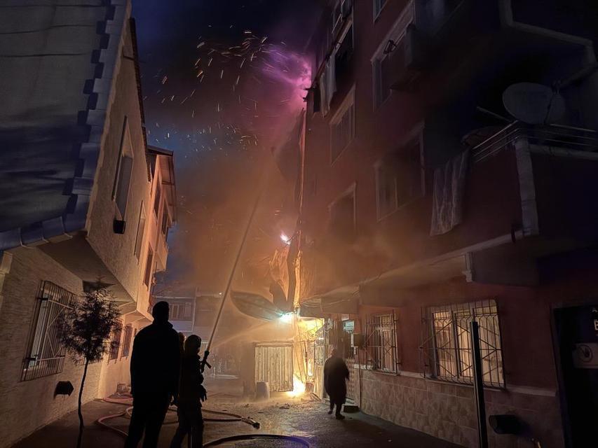 Şehit polisin babasının evi alevlere teslim oldu