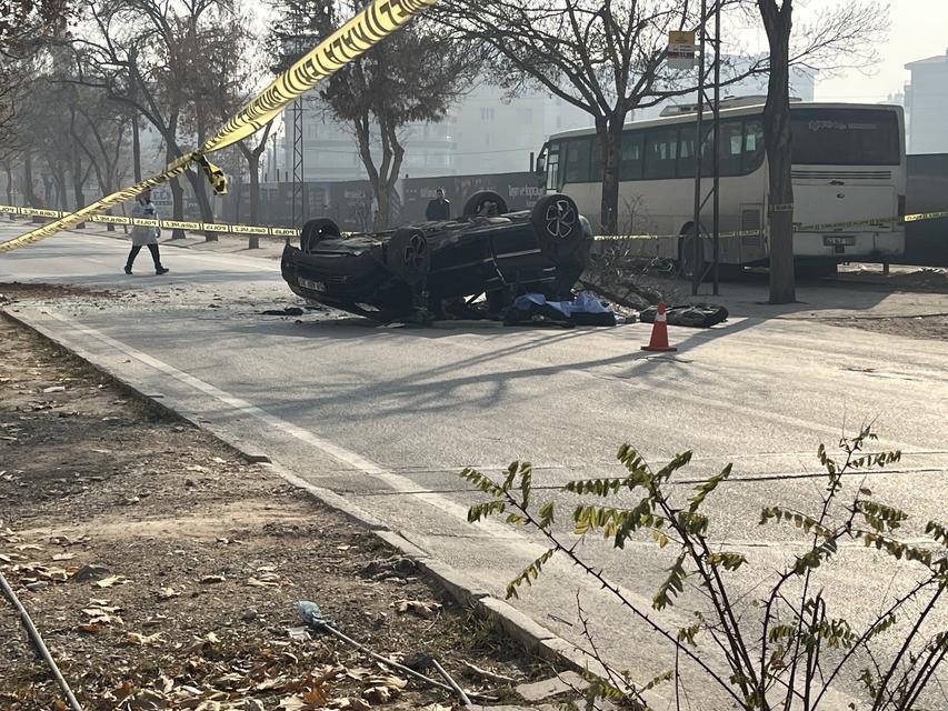 Otomobil ağaca çarpıp takla attı: 1 ölü